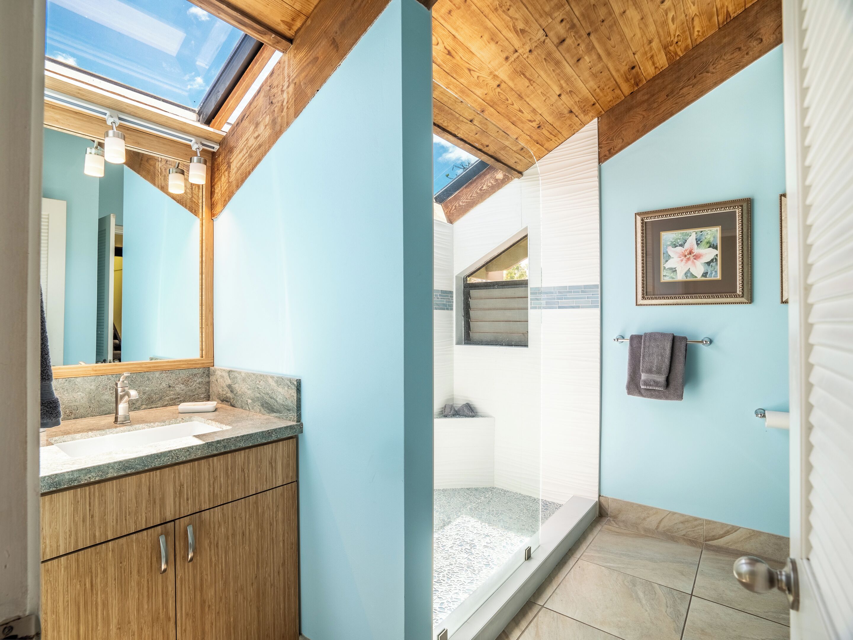 Combined shower/tub, hair dryer, towels, soap