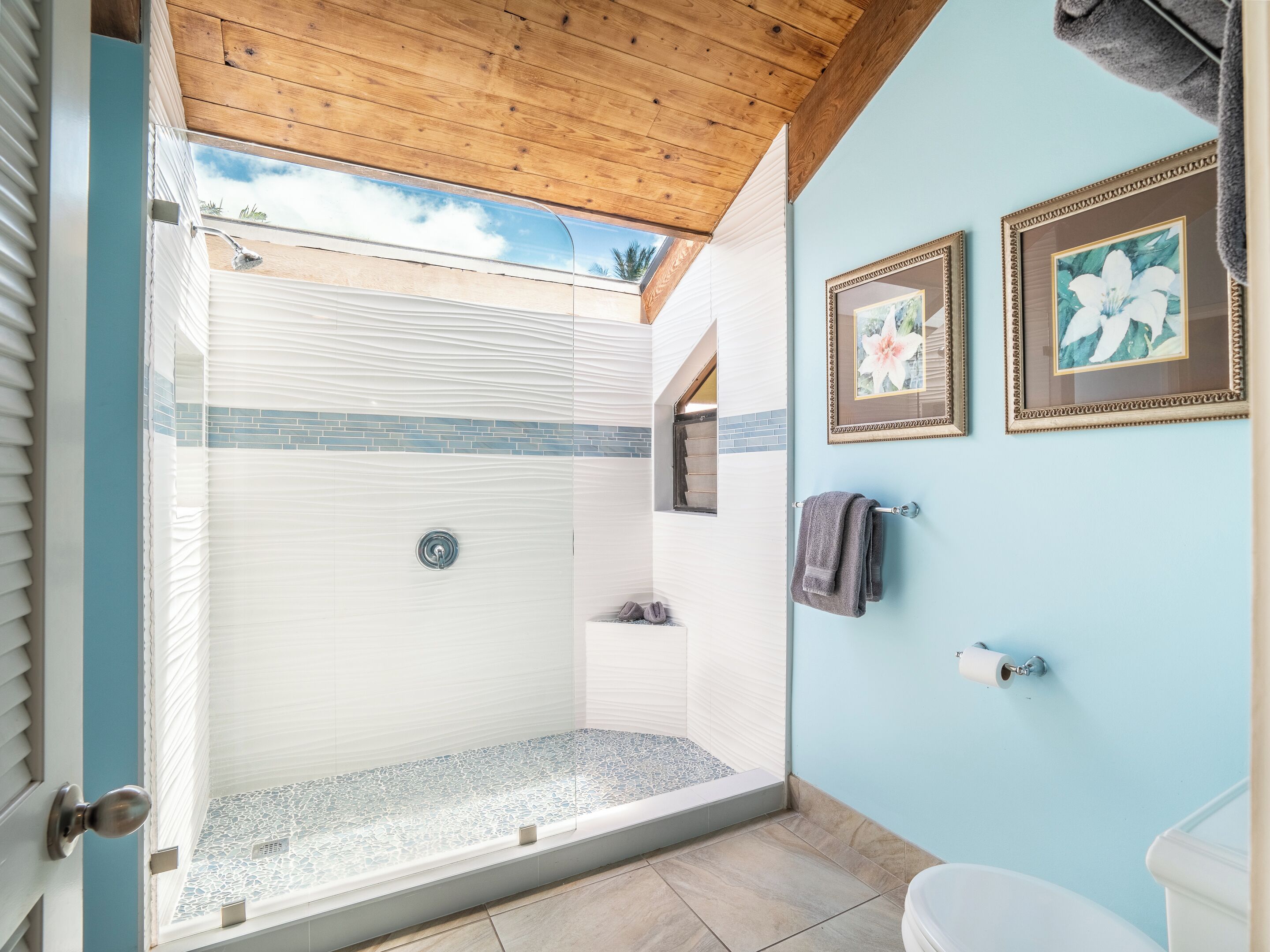 Combined shower/tub, hair dryer, towels, soap