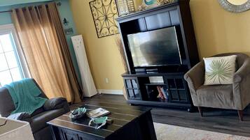 Älytelevisio, DVD-soitin, kirjoja, videokirjasto