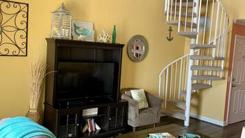 Smart-tv, een dvd-speler, boeken en een filmbibliotheek