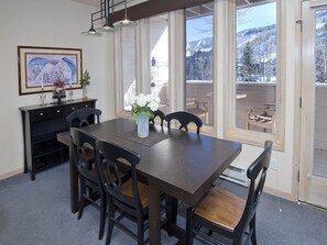 Talo | Ruokailu omassa huoneessa