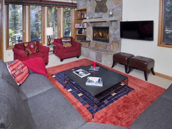 Hus | Oppholdsområde | Flatskjerm-TV og peis