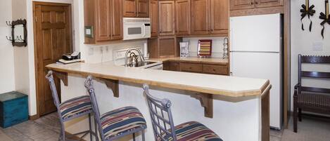 Huis | Privékeuken | Een microgolfoven, een oven, een kookplaat, een vaatwasser