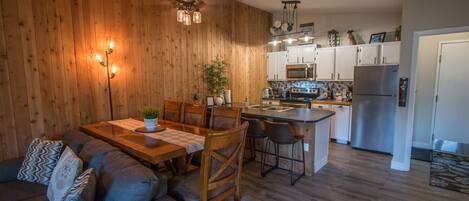 Smart TV, chimenea, reproductor de DVD, futbolito