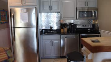 Kylskåp, mikrovågsugn, ugn och spishäll