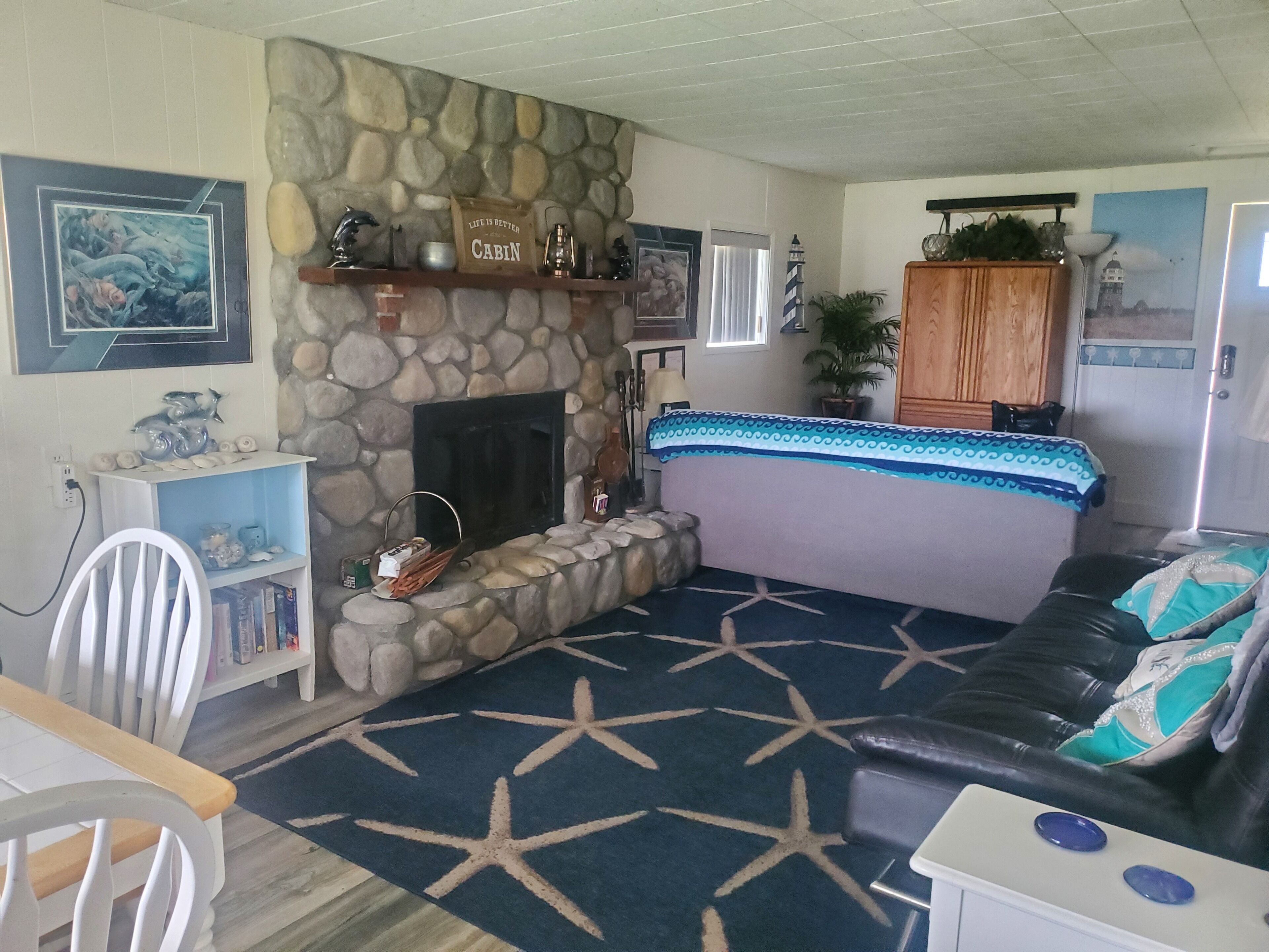 Smart-TV, peis, DVD-spiller og bøker