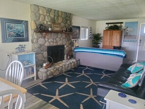 Smart-TV, peis, DVD-spiller og bøker