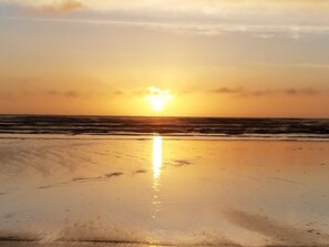 在海滩、沙滩椅、沙滩毛巾