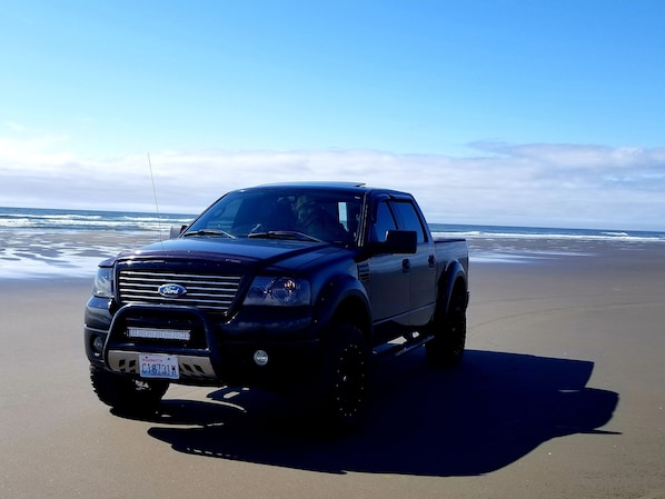 På stranden, solsenger og strandhåndklær