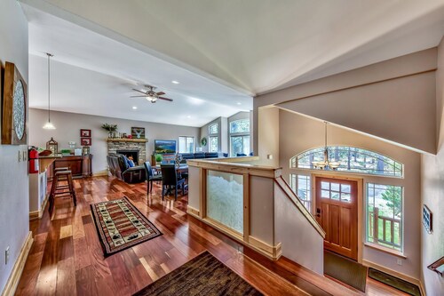 Hiljainen Mountain Retreat 4 BR 3 BA uudempi koti, jossa kylpylä, foosball, pokeri Tbl, AC!