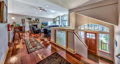 Hiljainen Mountain Retreat 4 BR 3 BA uudempi koti, jossa kylpylä, foosball, pokeri Tbl, AC!