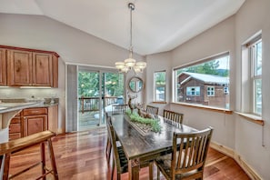 Dining - Quiet Mtn 4BR, 3BA, Spa, Poker, Central AC (South Lake Tahoe)