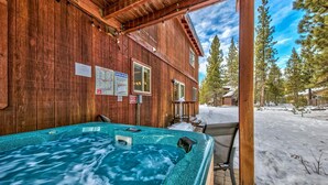 A wooden cabin with a hot tub and a covered patio area. - Quiet Mtn 4BR, 3BA, Spa, Poker, Central AC (South Lake Tahoe)