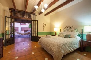 2 makuuhuonetta, silitysrauta/-lauta, Wi-Fi, vuodevaatteet