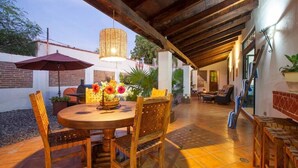Outdoor dining - Private Pool, walk to malecón, 2 HB estilo hacienda (La Paz)