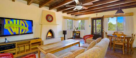 Smart TV, chimenea, libros, estéreo