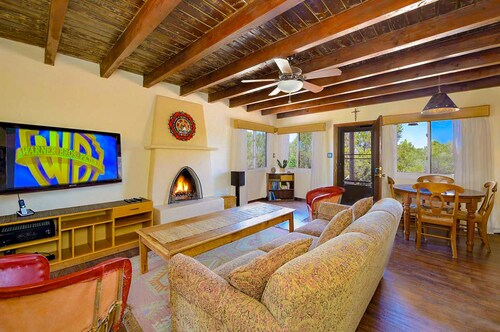 Peaceful Hilltop Casita w/ Stunning Views, Close to the Historic Plaza