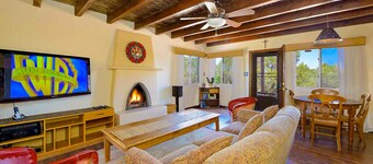 Peaceful Hilltop Casita w/ Stunning Views, Close to the Historic Plaza