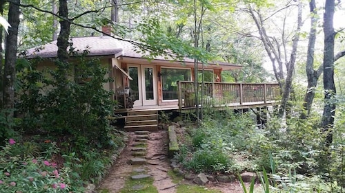 Beautiful sunsets, Romantic, Secluded, Fish from the deck. Lots of wildlife. 