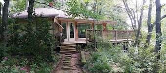 Beautiful sunsets, Romantic, Secluded, Fish from the deck. Lots of wildlife.