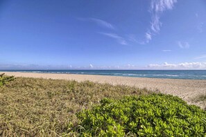 Beach nearby, sun-loungers, beach towels