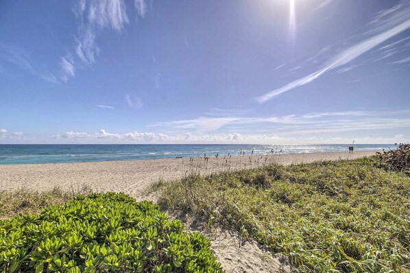 Beach nearby, sun-loungers, beach towels