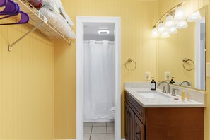 Combined shower/tub, towels