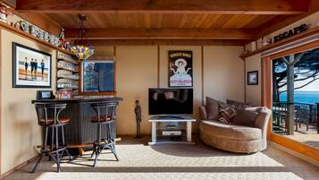 Una Smart TV, una chimenea, un reproductor de DVD, libros