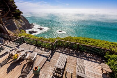 Oceanfront Vacation Home - Spectacular Views; Hot Tub; Wi-Fi.