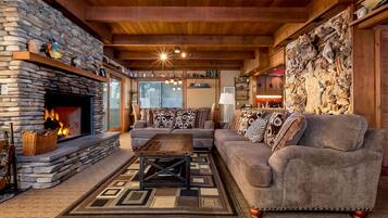 Una Smart TV, una chimenea, un reproductor de DVD, libros