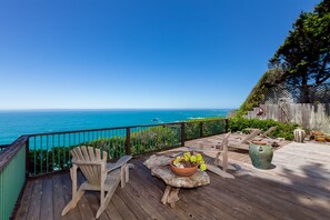 Terrace/patio - Oceanfront Vacation Home - Spectacular Views; Hot Tub; Wi-Fi. (Elk)