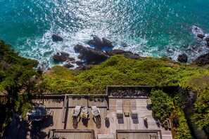 Terrace/patio - Oceanfront Vacation Home - Spectacular Views; Hot Tub; Wi-Fi. (Elk)