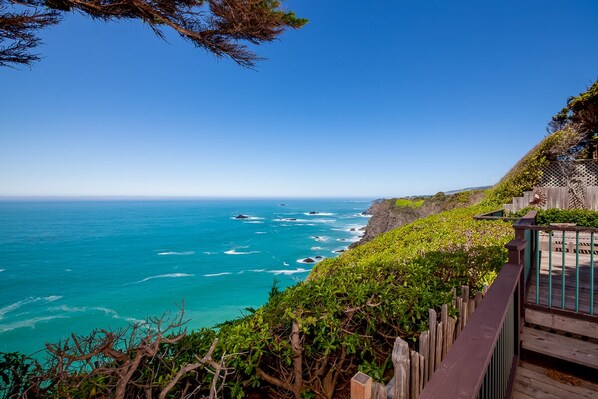 A coastal view with a wooden staircase leading down to the beach. - Oceanfront Vacation Home - Spectacular Views; Hot Tub; Wi-Fi. (Elk)
