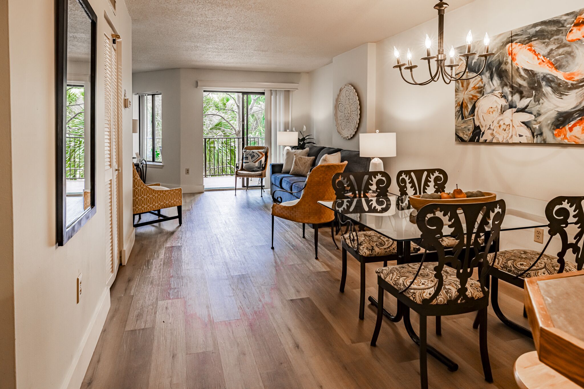 Een smart-tv, een dvd-speler, boeken en een stereo