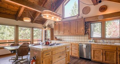 Woodland dog-friendly home minutes to the beach with wood fireplace, sleeps 10