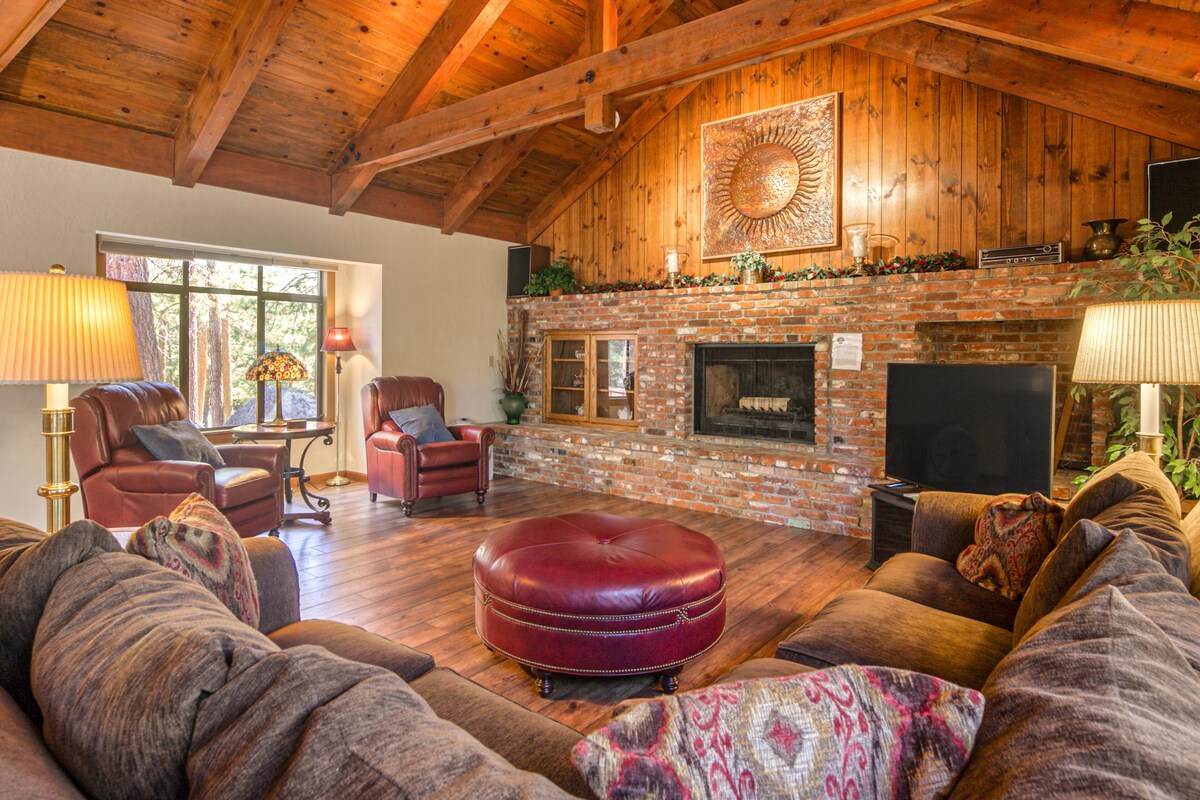 Woodland dog-friendly home minutes to the beach with wood fireplace, sleeps 10