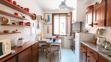 KĂŒhlschrank, Mikrowelle, Ofen, Herdplatte