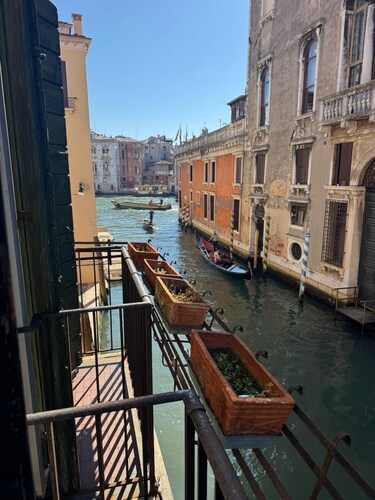 Venetsian San Polo näköalalla Grand Canalille