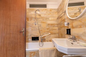 Baignoire, sĂšche-cheveux, bidet, serviettes fournies