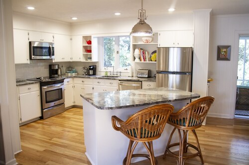 Trendy 3 Bedroom 2 Bathroom In Historic Village - Walk To Everything