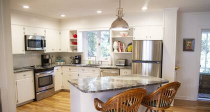 Trendy 3 Bedroom 2 Bathroom In Historic Village - Walk To Everything