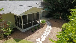 Exterior - Trendy 3 Bedroom 2 Bathroom In Historic Village - Walk To Everything (Pinehurst)