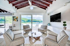 TV, bordtennis og stereoanlegg