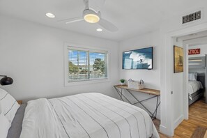 4 bedrooms, iron/ironing board, WiFi, bed sheets - Beautiful beach house 1 house from the sand, AC, Parking, Bikes, and Beach Gear! (Newport Beach)