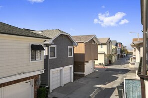 Exterior - Beautiful beach house 1 house from the sand, AC, Parking, Bikes, and Beach Gear! (Newport Beach)
