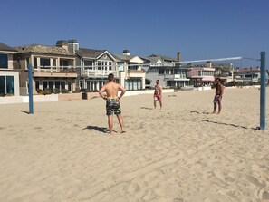 Sun loungers, beach towels - Beautiful beach house 1 house from the sand, AC, Parking, Bikes, and Beach Gear! (Newport Beach)