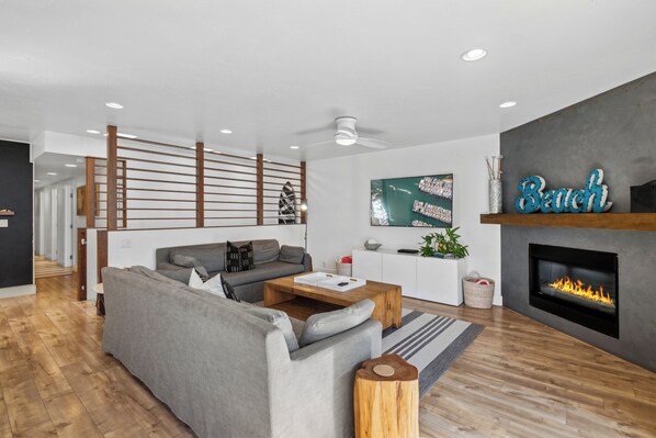 Smart TV, fireplace, DVD player, books - Beautiful beach house 1 house from the sand, AC, Parking, Bikes, and Beach Gear! (Newport Beach)