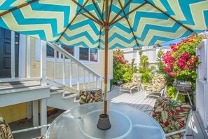 Outdoor dining - 1 Block to the Beach- Lovely and Very Private (Hermosa Beach)