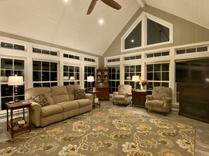 Smart TV, chimenea, reproductor de DVD y videoteca 