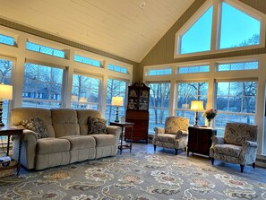 Smart TV, chimenea, reproductor de DVD y videoteca 